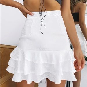 BRAND NEW beginning boutique white skirt